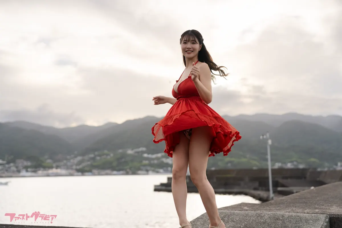 Tsumugi Hara (原つむぎ) in a red dress with water and hills behind her. SUMMER GLORY (digital photobook) coverage.