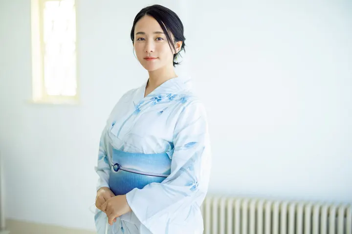 Fumino Kimura (木村文乃) in a pale patterned kimono and blue obi beside a window.