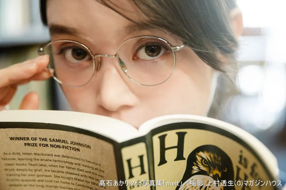 Akari Takaishi (髙石あかり). Akari Takaishi: melt (print photobook) coverage.