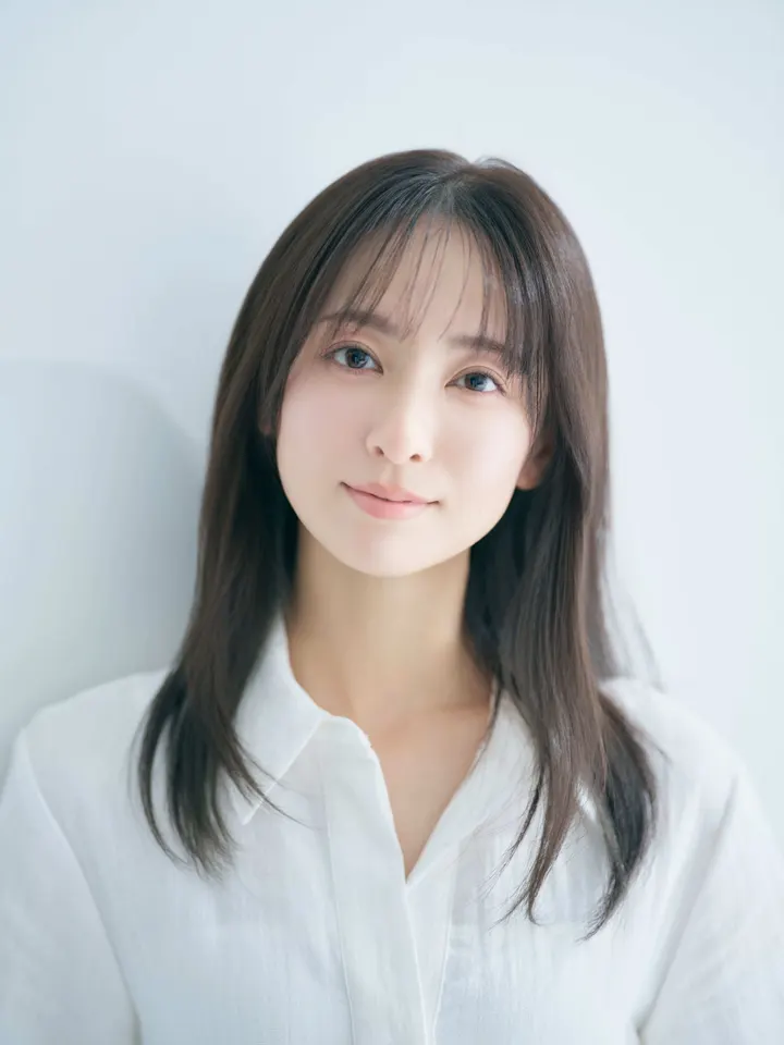 Sena (星波) wearing a white collared shirt against a pale background.