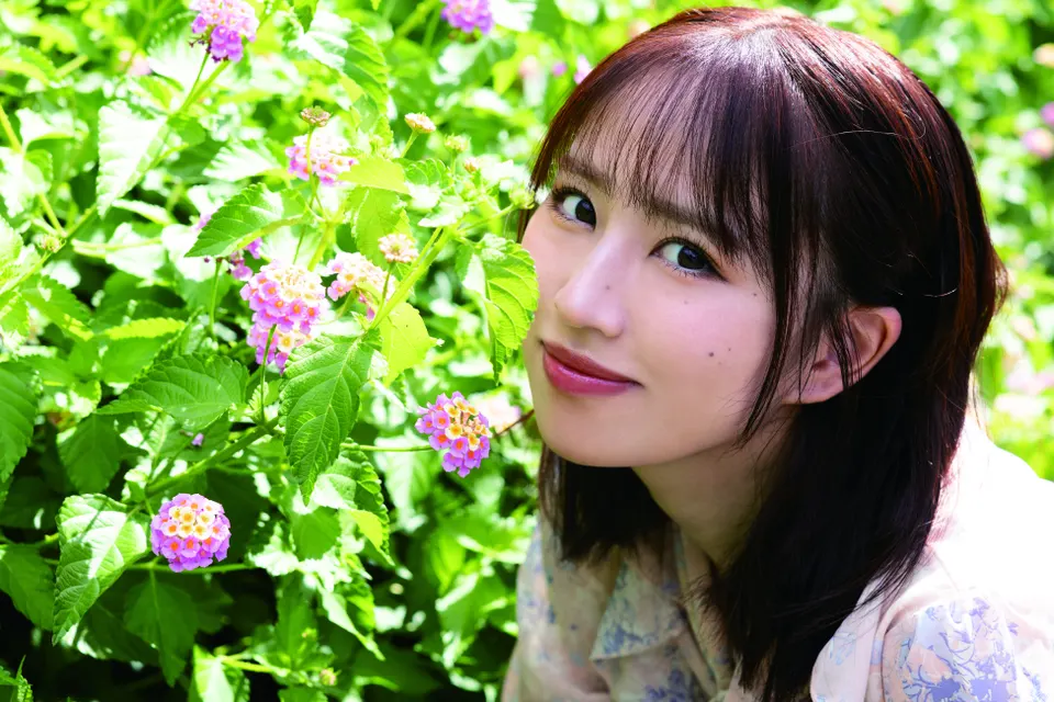 Koga Narumi (古賀成美) in a second landscape-format image supplied with the Naru Mama ni release