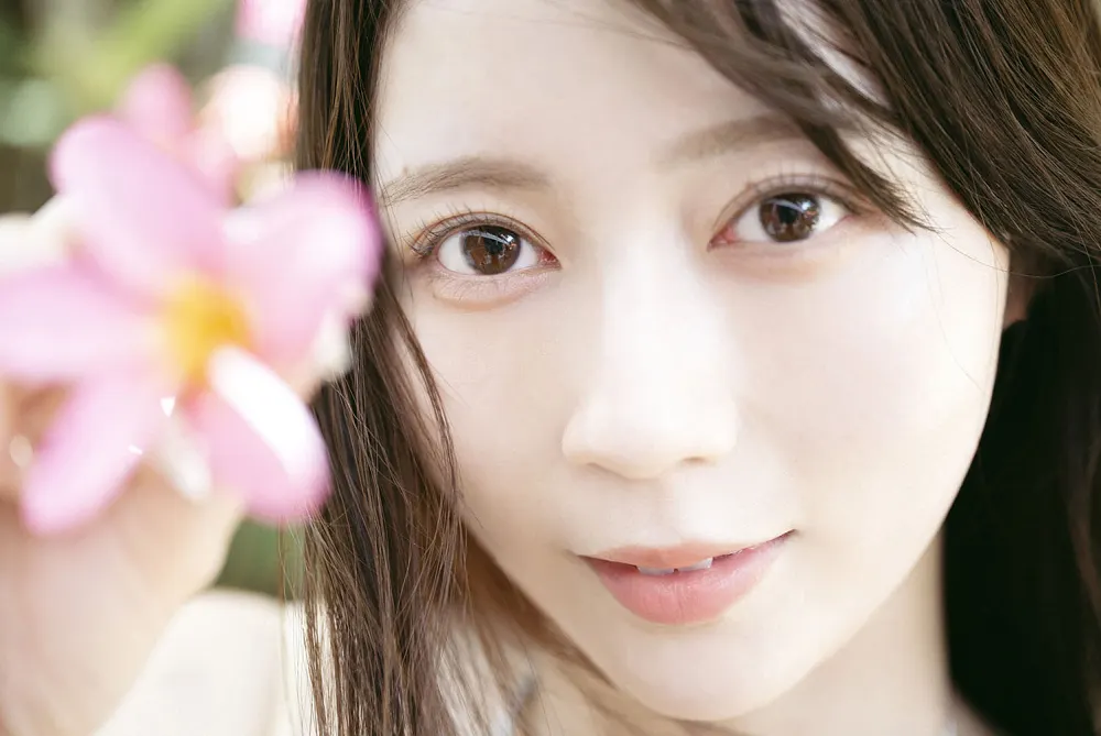 Sarara Minase (水瀬さらら) from her first photobook. Mizuiro no Ondo (print photobook) coverage.