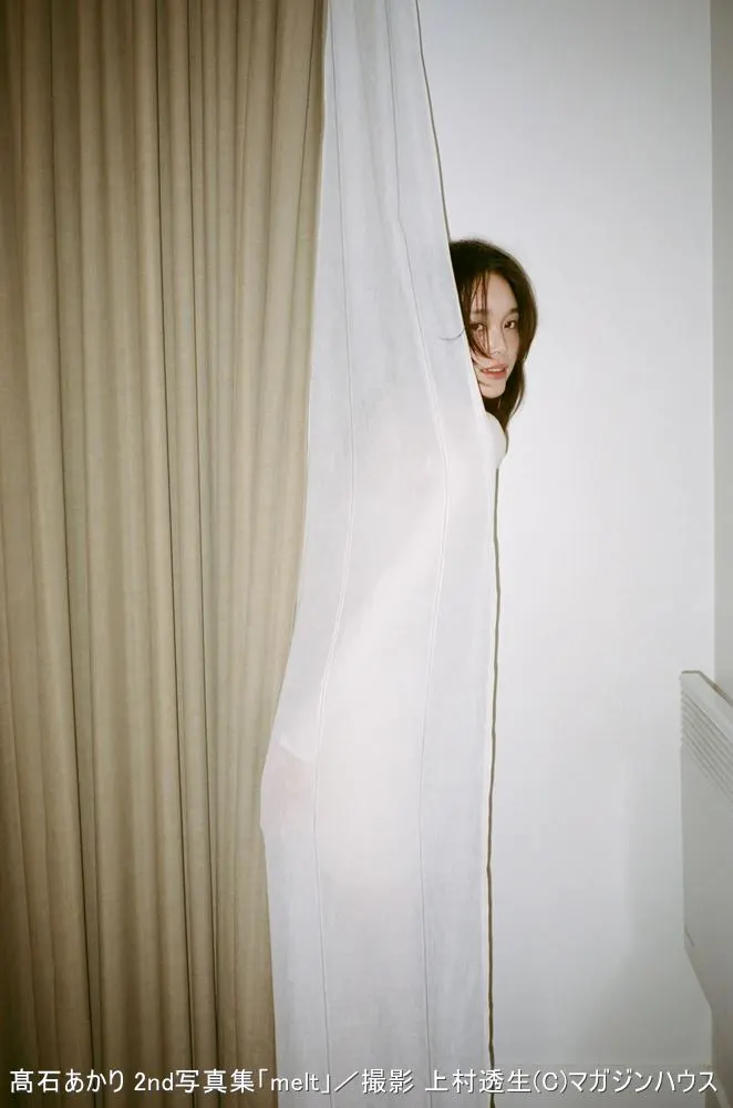 Akari Takaishi (髙石あかり). Akari Takaishi: melt (print photobook) coverage.