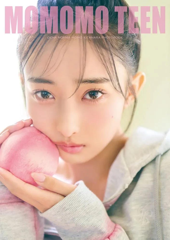 Cover of Momo Kitahara (北原もも)'s first photobook Momomoteen.
