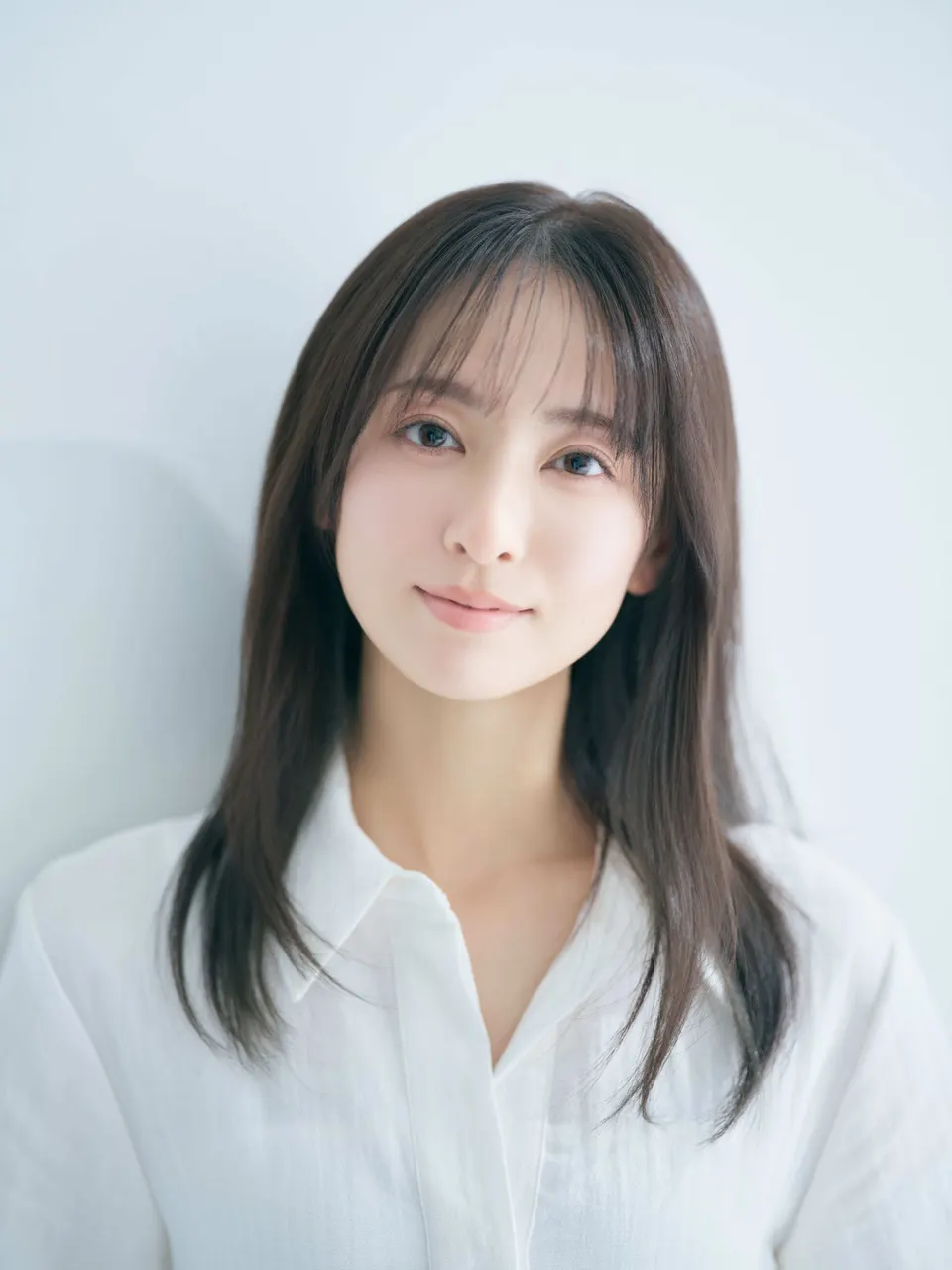 Sena (星波) wearing a white collared shirt against a pale background.