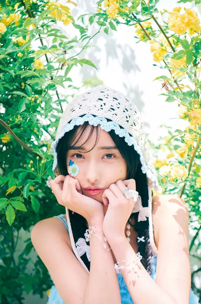 Momo Kitahara (北原もも) in an editorial portrait from her first photobook