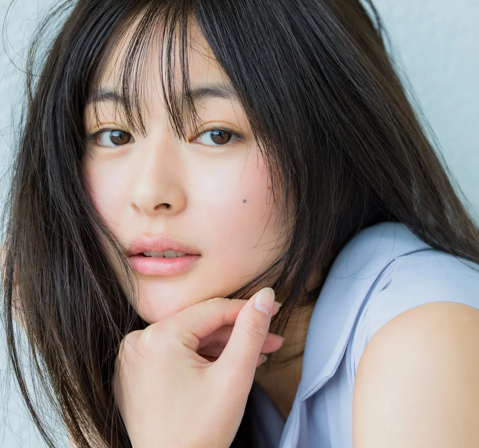 Rino Wauchi (和内璃乃) in her official agency portrait