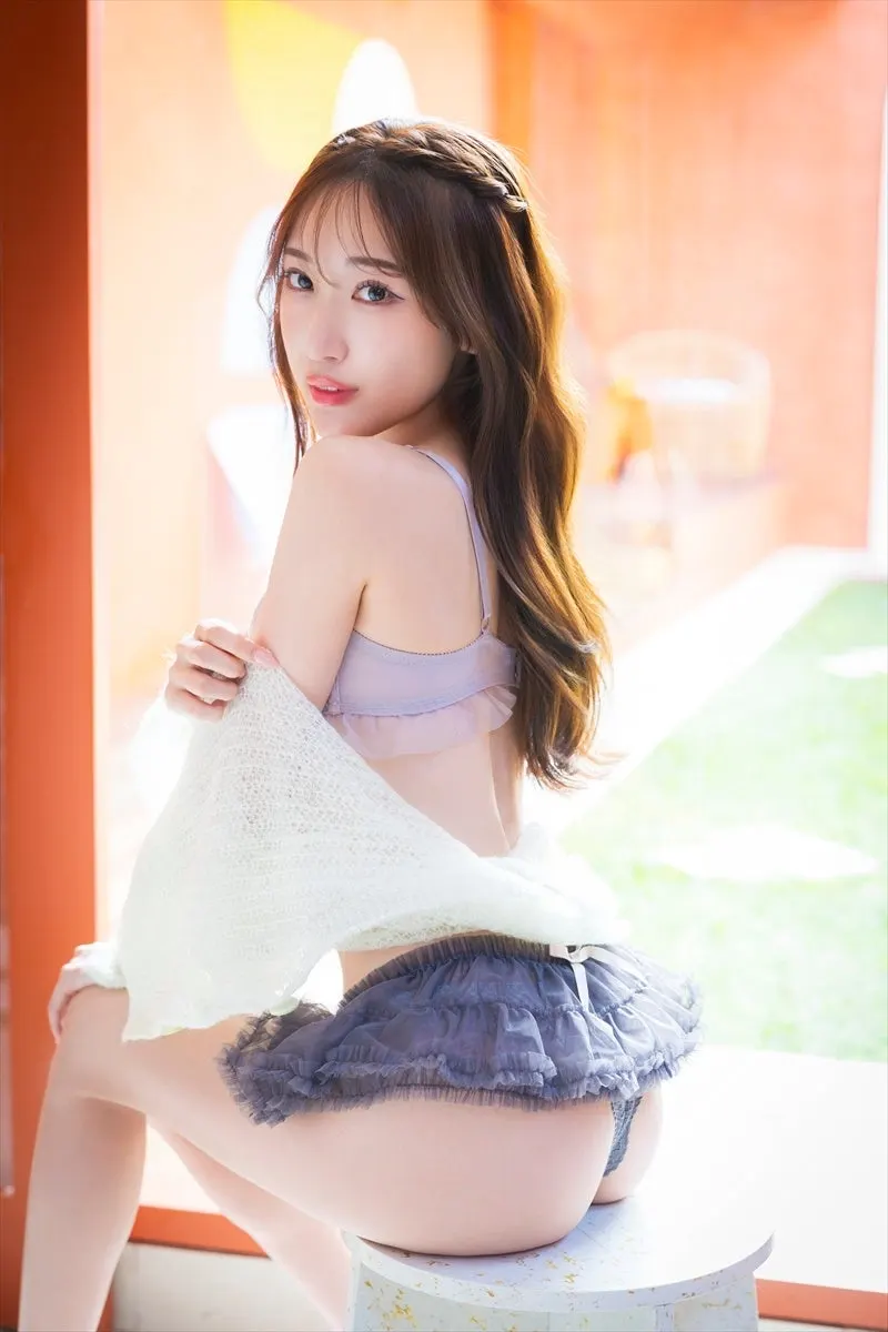 Karen Hara (原かれん) 1st photobook Dostrike promotional image