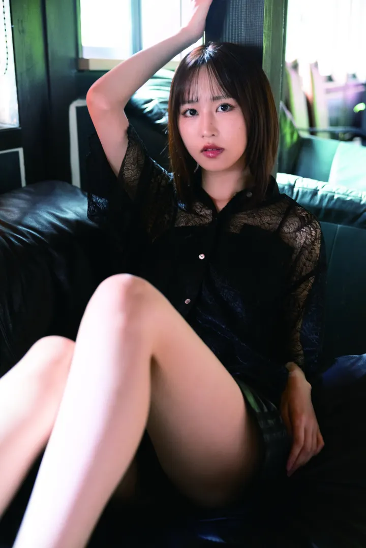 Koga Narumi (古賀成美) in a portrait supplied with the Naru Mama ni release