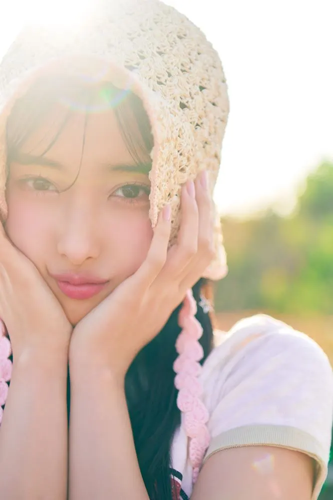 Momo Kitahara (北原もも) in an editorial portrait from her first photobook