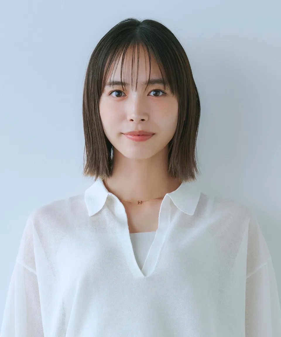 Hiroe Igeta (井桁弘恵) wearing a white collared blouse against a pale blue background.