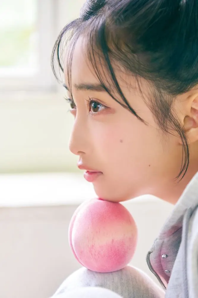 Momo Kitahara (北原もも) in a floral-themed portrait from her first photobook
