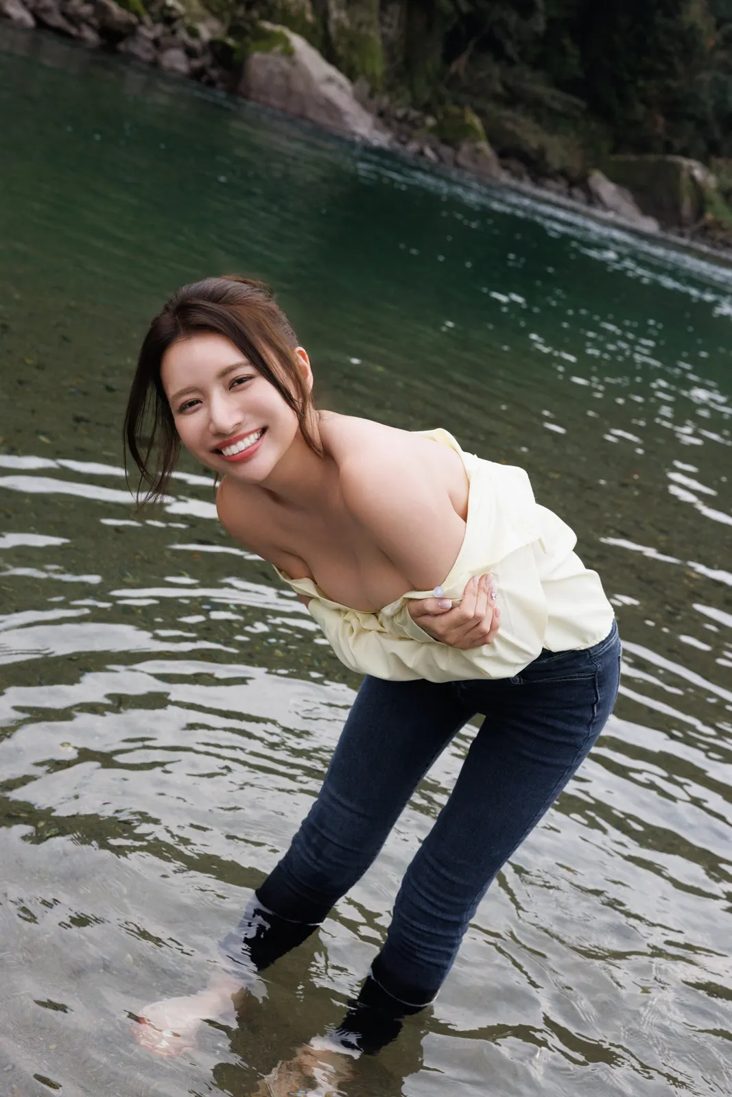 Sayuri Fujito (藤渡小百合) First Photobook No Guard