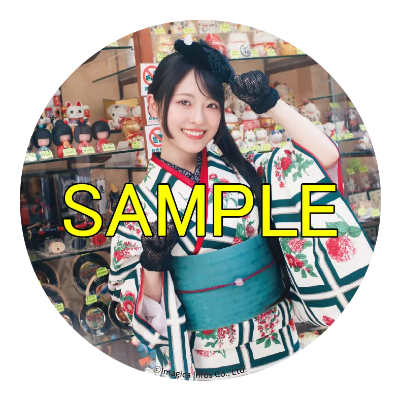 Circular Infosquare pin-badge sample showing Tsumugi Nanase smiling in a striped floral kimono and teal obi in front of display shelves.