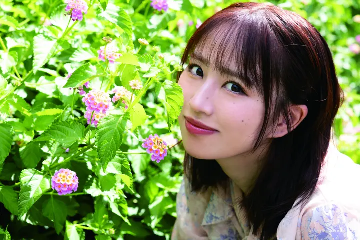 Koga Narumi (古賀成美) in a second landscape-format image supplied with the Naru Mama ni release