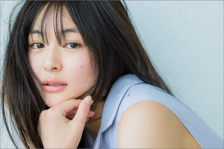 Rino Wauchi (和内璃乃) 2027 calendar promotional image