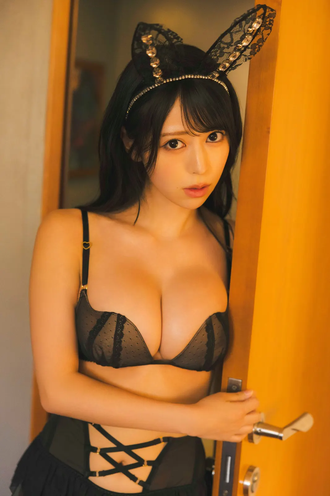 Miruka Seto (瀬戸みるか) 1st photobook promotional image. Miruka Seto First Photobook (print photobook) coverage.