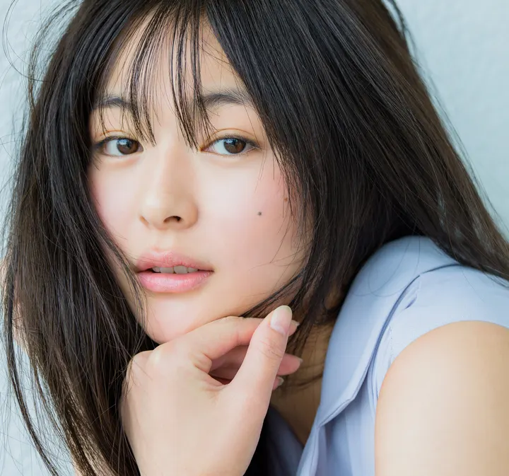 Rino Wauchi (和内璃乃) in her official agency portrait