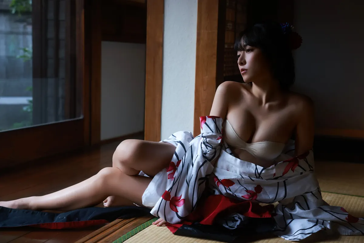 Publicity image from the digital-only photobook Minmiko (ミンミコ), Shurai