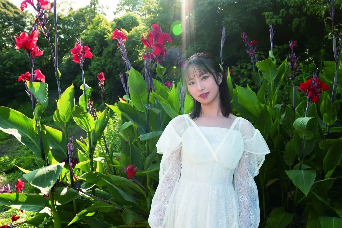 Koga Narumi (古賀成美) in a landscape-format image supplied with the Naru Mama ni release