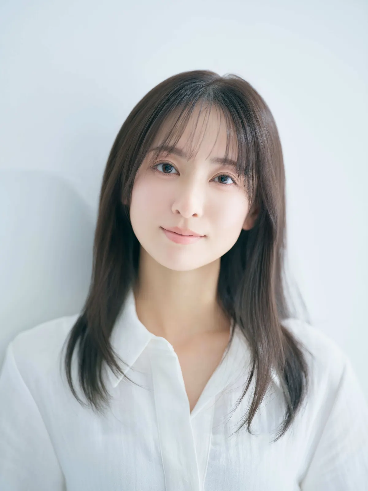 Sena (星波) wearing a white collared shirt against a pale background.