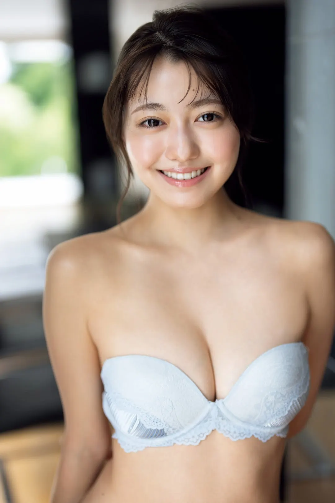 Kano Takahashi (高橋かの) smiling in pale blue lace lingerie against a softly blurred indoor background.
